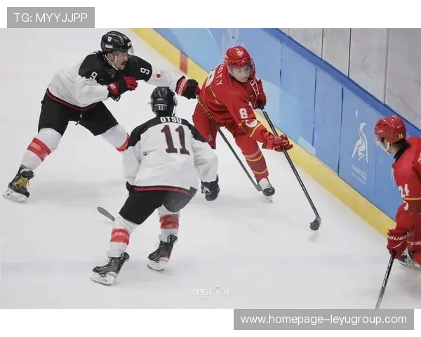 冰球运动员飞扑救球摔出球门区